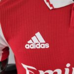 Camiseta Arsenal de local 2022-2023 logo