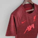 Camiseta Liverpool entrenamiento rojo 2022-2023 costado Camiseta Liverpool entrenamiento rojo 2022-2023 costado