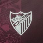 Camiseta Málaga visitante 2022-2023 escudo