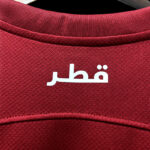 Camiseta de Qatar Primera equipación 22-23 dorso del cuello