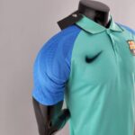 Polo FC Barcelona verde 2022-2023 lateral Polo FC Barcelona verde 2022-2023 lateral