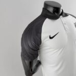 Polo Liverpool Negro y Blanco 2022-2023 costado