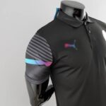 Polo Manchester City Negro 2022-2023 costado Polo Manchester City Negro 2022-2023 costado