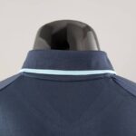 Polo PSG Azul real 2022-2023 dorso del cuello Polo PSG Azul real 2022-2023 dorso del cuello