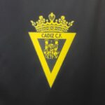 Camiseta Cádiz CF visitante 2022-2023 escudo