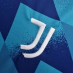 Camiseta Juventus entrenamiento patrón geométrico 2022-2023 escudo