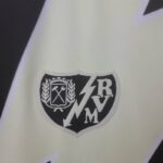Camiseta Rayo Vallecano tercera equipación 2022-2023 escudo