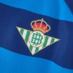 Camiseta Real Betis segunda equipación 2022-2023 escudo