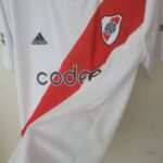 Camiseta River Plate 2022-2023 Local lateral Camiseta River Plate 2022-2023 Local lateral