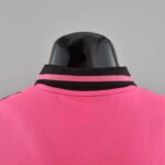 Polo Juventus versión jugador 2022-2023 dorso del cuello