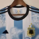 Camiseta Edición Conmemorativa Campeón Argentina 2022 cuello frontal Camiseta conmemoración argentina cuello