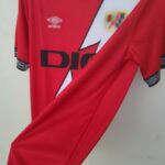 Rayo Vallecano segunda equipación 2022-2023 lateral