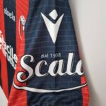 Camiseta Bolonia primera equipación 2022-2023 lateral manga