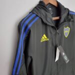 Cortaviento Boca Juniors 2022-2023 pecho lateral Cortaviento Boca Juniors 2022-2023 pecho lateral