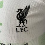 camiseta liverpool 2023 parche escudo