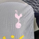 camiseta Tottenham 2024 escudo