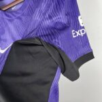 camiseta liverpool 2024 morado lateral