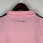 camiseta inter miami mujer cuello anterior