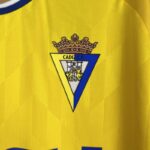 camiseta cadiz 2024 escudo