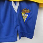 camiseta cádiz cf 2024 niño escudo pantalón corto camiseta cádiz cf 2024 niño escudo pantalón corto
