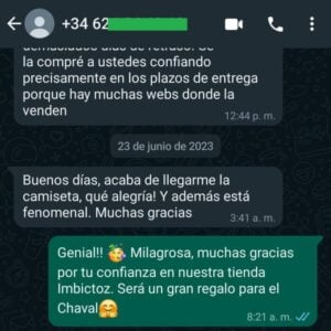 Conversación de WhatsApp con una queja por retraso y posterior confirmación de recepción satisfactoria.