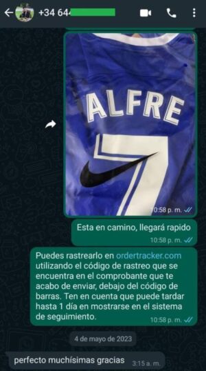 Foto de una camiseta azul personalizada e indicaciones de seguimiento enviadas por WhatsApp.