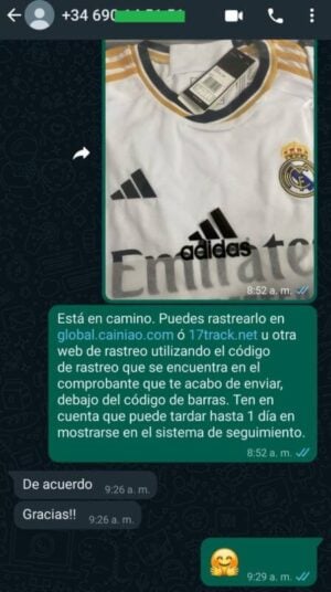 Foto de una camiseta del Real Madrid e instrucciones de seguimiento por WhatsApp.