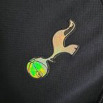 segunda equipación del tottenham escudo
