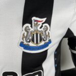 camiseta del newcastle 2024 escudo