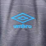 camiseta gremio 2023 logo umbro camiseta gremio 2023 logo umbro