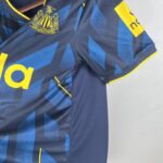 tercera equipacion newcastle lateral