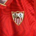 camiseta roja sevilla fc escudo