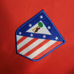 camiseta roja atletico de madrid escudo