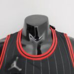 camiseta chicago bulls negro cuello redondo y borde rojo