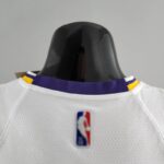 camiseta lakers blanca cuello anterior