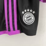 escudo del pantalon corto bayern munich negra escudo del pantalon corto bayern munich negra