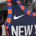 Camiseta Azul Marino de los Knicks manga naranja y azul,logo nike