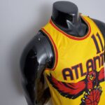 camiseta atlanta amarilla diseño lateral con bordes negros y rojos en mangas y y ceullo camiseta atlanta amarilla diseño lateral con bordes negros y rojos en mangas y y ceullo