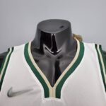 camiseta blanca Bucks cuello en forma de V colores verde y crema y logo nike camiseta blanca Bucks cuello en forma de V colores verde y crema y logo nike