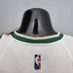 camiseta blanca Bucks cuello espaldar con franjas verdes y crema camiseta blanca Bucks cuello espaldar con franjas verdes y crema