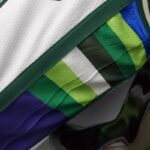 camiseta blanca Bucks diseño latral verde y azul camiseta blanca Bucks diseño latral verde y azul