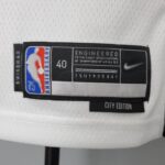camiseta blanca Bucks etiqueta camiseta blanca Bucks etiqueta