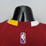 camiseta cavaliers rojo cuello anterior con borde amarillo y blanco y el logo nba camiseta cavaliers rojo cuello anterior con borde amarillo y blanco y el logo nba