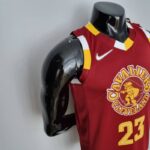 camiseta cavaliers rojo lado lateral con mangas y cuello con bordes rojo , amarillo y blanco camiseta cavaliers rojo lado lateral con mangas y cuello con bordes rojo , amarillo y blanco