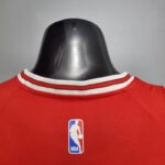 camiseta chicago bulls roja cuello anterior con bordes blancos