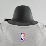 camiseta cleveland gris cuello anterior con borde negro y logo nba camiseta cleveland gris cuello anterior con borde negro y logo nba