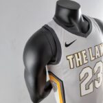 camiseta cleveland gris diseño lateral con franjas plomas, blancos y amarillo y el logo nike camiseta cleveland gris diseño lateral con franjas plomas, blancos y amarillo y el logo nike