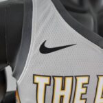 camiseta cleveland gris logo nike con bordes en las mangas negras camiseta cleveland gris logo nike con bordes en las mangas negras