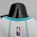 camiseta hornets blanca cuello anterior borde celeste con logo nba camiseta hornets blanca cuello anterior borde celeste con logo nba