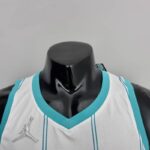 camiseta hornets blanca cuello en V con borde celeste y logo jordan camiseta hornets blanca cuello en V con borde celeste y logo jordan
